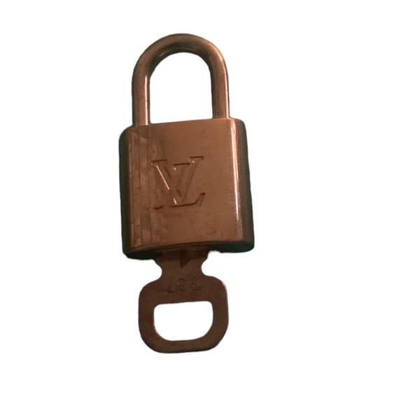 #9540 LV Lock and Key # 337 - Picture 2 of 4